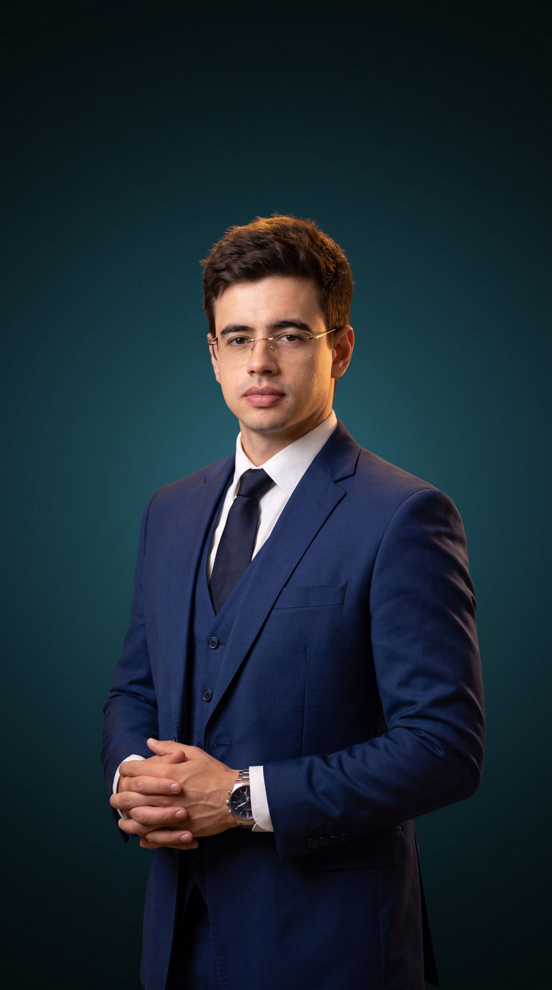 Vitor Fantoni, advogado, de terno azul-marinho, em retrato de estúdio